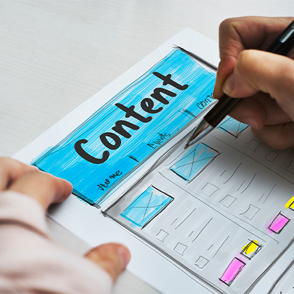 A digital marketing with LEOGN expert working on a content marketing project